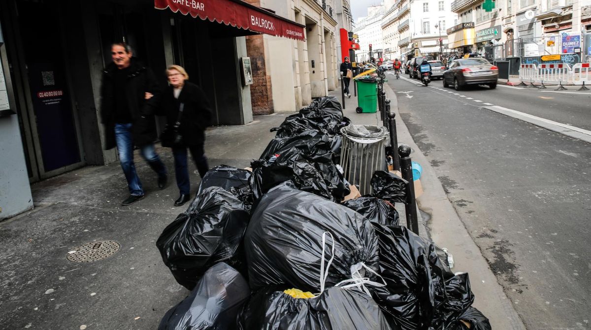Montañas de basura rebosantes en París debido a las huelgas. Foto: EFE