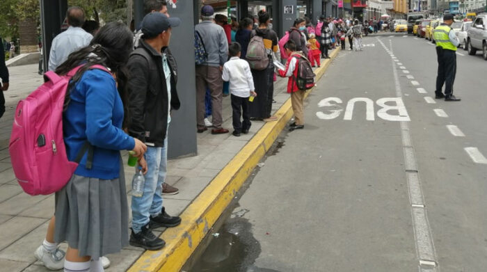 El sector de la transportación urbana y rural estima suspender el paro de buses en Ambato y reiniciar sus actividades. Foto: Modesto Moreta/ EL COMERCIO