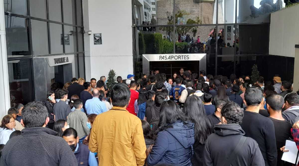 Largas filas de personas esperan en el Registro Civil de Quito. Foto: Cortesía