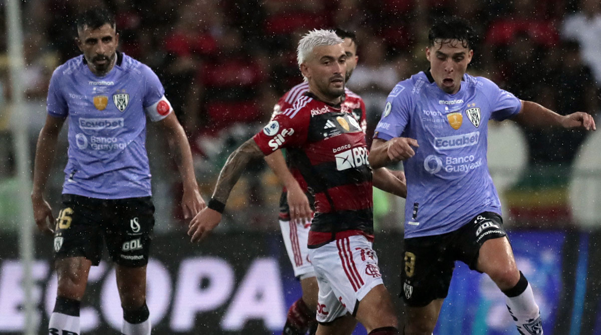 Cristian Pellerano (izq.) en el partido de la final de la Recopa Sudamericana entre Flamengo e Independiente del Valle. Foto: EFE