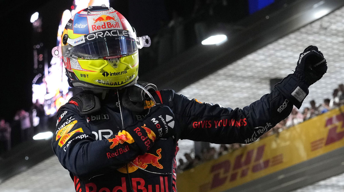 El piloto mexicano Sergio Pérez festeja tras ganar el GP de Arabia Saudita. Foto: EFE