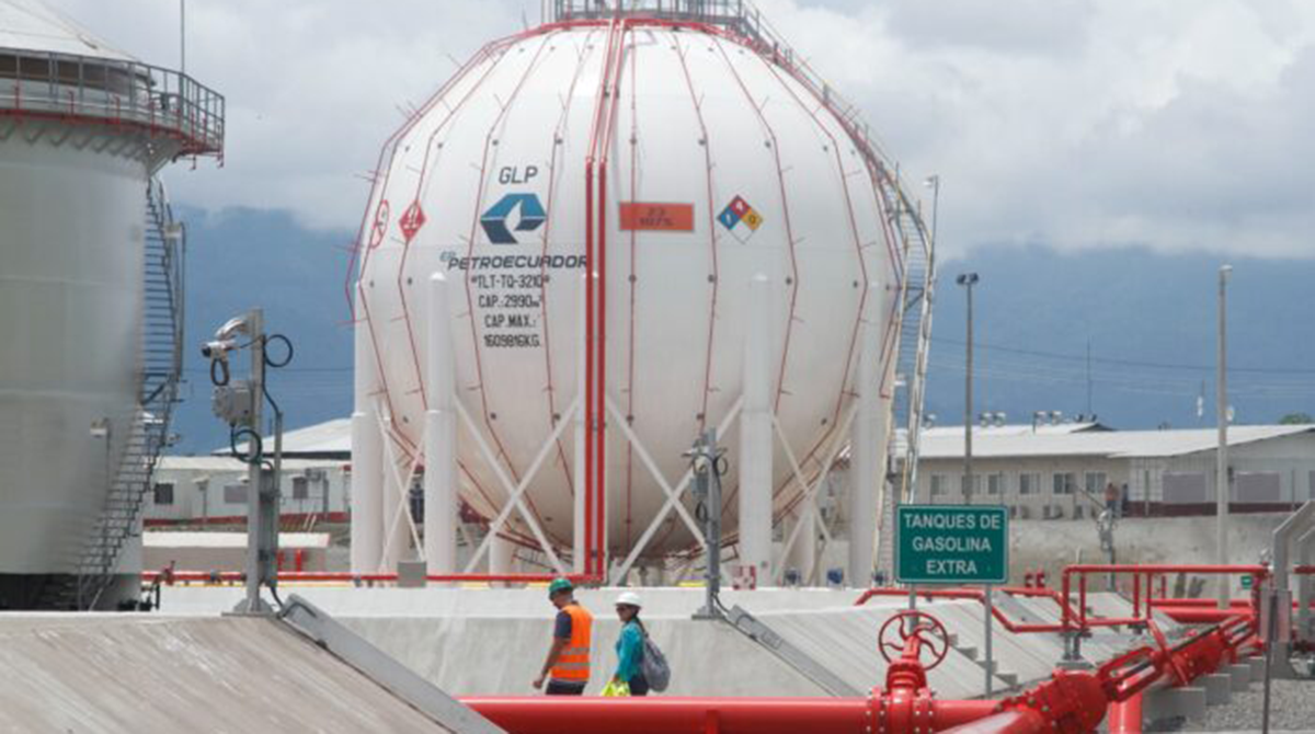Las esferas de GLP, que están en la terminal de Cuenca, tienen capacidad para 3 200 toneladas métricas, cada una. Foto: Archivo / El Comercio.