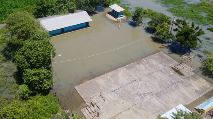 Imagen aérea de la inundación que afecta un plantel en el cantón Santa Lucía, provincia del Guayas. Foto: Enrique Pesantes/ EL COMERCIO