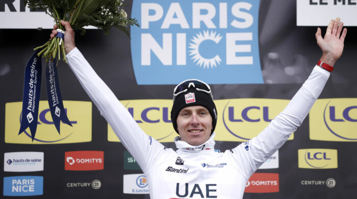 Tadej Pogacar, ciclista del UAE Team Emirates festeja el podio en etapa de la Paris Niza. Llega al Tour de Francia como favorito. Foto: EFE