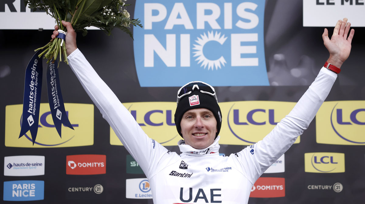 Tadej Pogacar, ciclista del UAE Team Emirates festeja el podio en etapa de la Paris Niza. Llega al Tour de Francia como favorito. Foto: EFE