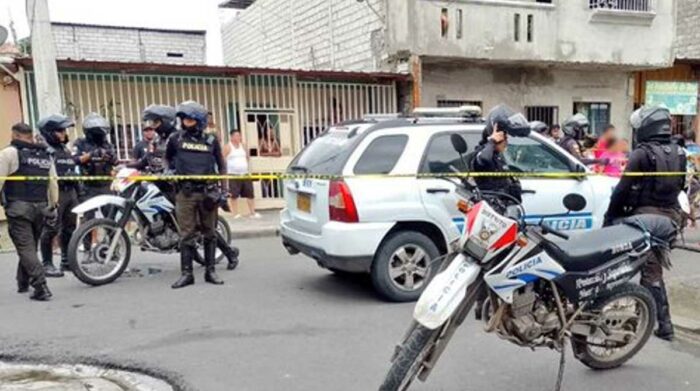 Imagen referencial. Personal de la Policía detuvo a los presuntos responsables del robo en el centro comercial El Fortín, en Guayaquil. Foto: Cortesía Twitter Policía