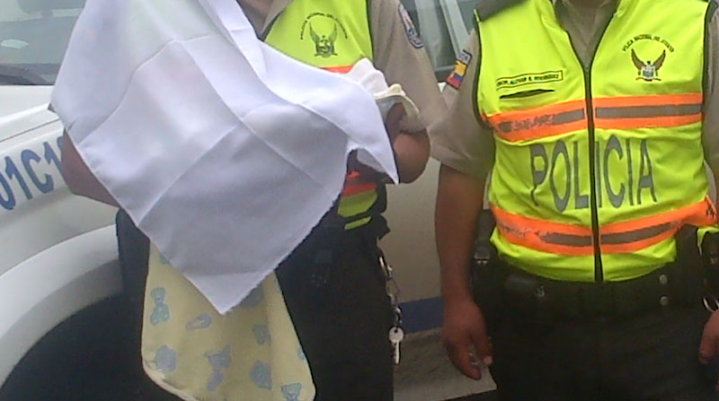 Imagen referencial. Los agentes de la Policía ayudaron a la mujer a dar a luz. Foto: Flickr Ministerio del Interior