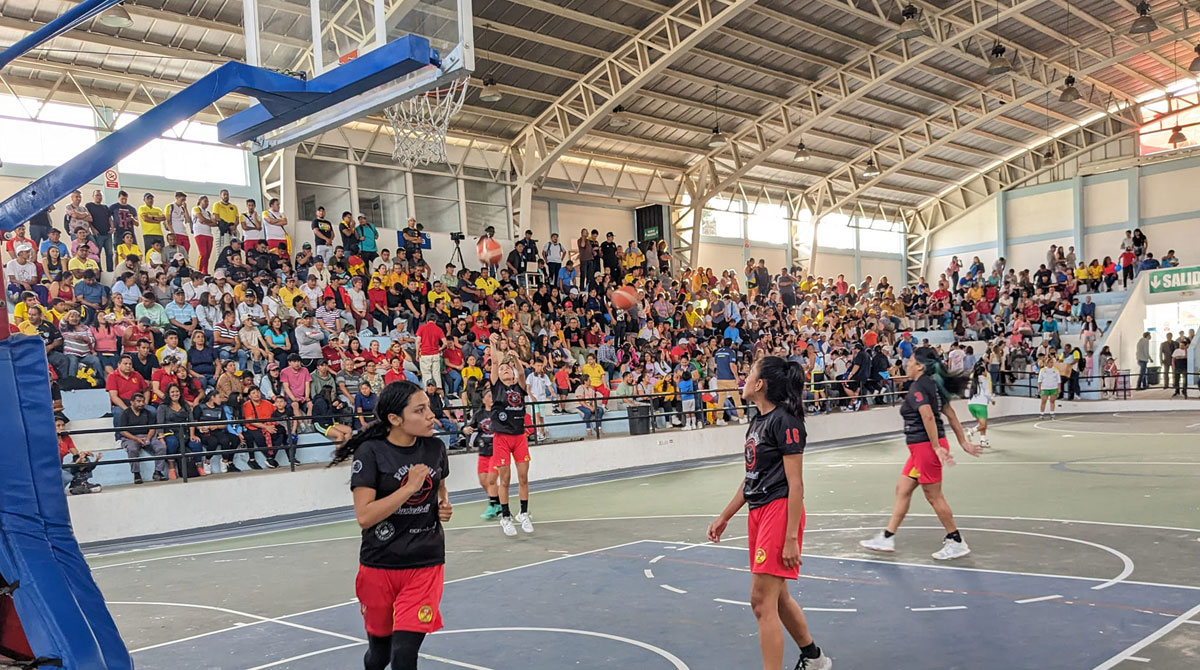 El equipo femenino de Pomasqui jugará contra Conocoto por la final del baloncesto interparroquial. Foto: Facebook Liga Deportiva Parroquial Pomasqui