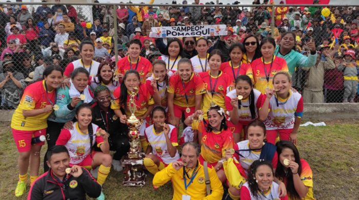 Jugadoras de Pomasqui festejan el título en el fútbol interparroquial. Foto: cortesía