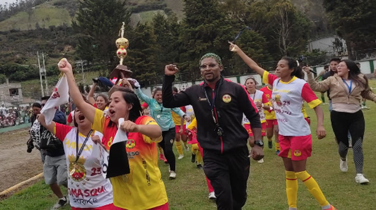 Jugadoras de Pomasqui festejan el título en el fútbol interparroquial. Foto: cortesía