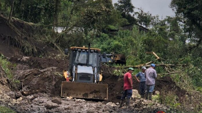 El Gobierno provincial de Pichincha atiende un deslizamiento en el sector Peñas Blancas, en Manuel Cornejo Astorga - Tandapi. Foto: Prefectura de Pichincha