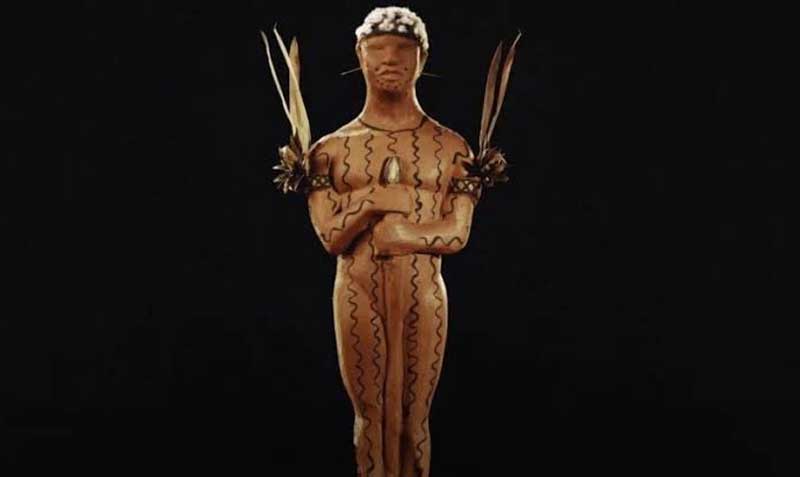 La iniciativa propone la entrega de una estatuilla de madera del héroe divino que protege la reserva Yanomami. Foto: Twitter @LemusteleSUR