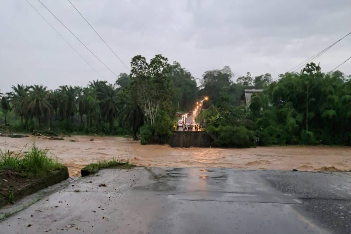 Las fuertes lluvias, que se registraron en la madrugada de este 18 de marzo, provocaron el colapso del puente del río del Blanco. Foto: Cortesía Prefectura de Pichincha.