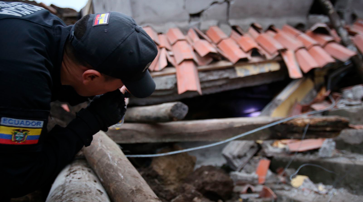 Las labores de rescate continúan pero la magnitud del deslave dificulta la tarea. Foto: Julio Estrella / EL COMERCIO