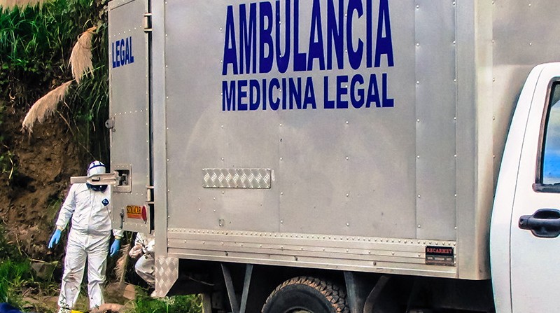 Imagen referencial. Agentes de la Policía Judicial realizaron el levantamiento de los restos humanos hallados en la Ruta Viva, en Quito. Foto: Flickr Ministerio del Interior