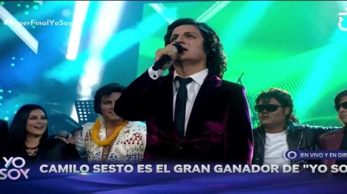 Camilo Sesto despidió el programa interpretando la canción Perdóname luego de ser el ganador. Foto: Captura de la transmisión