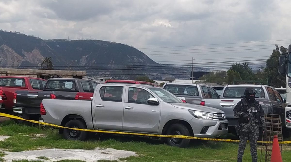 Este lunes 27 de marzo de 2023, en el sector de San Antonio, la Policía recuperó camionetas robadas en Quito. Foto: Cortesía Policía Nacional