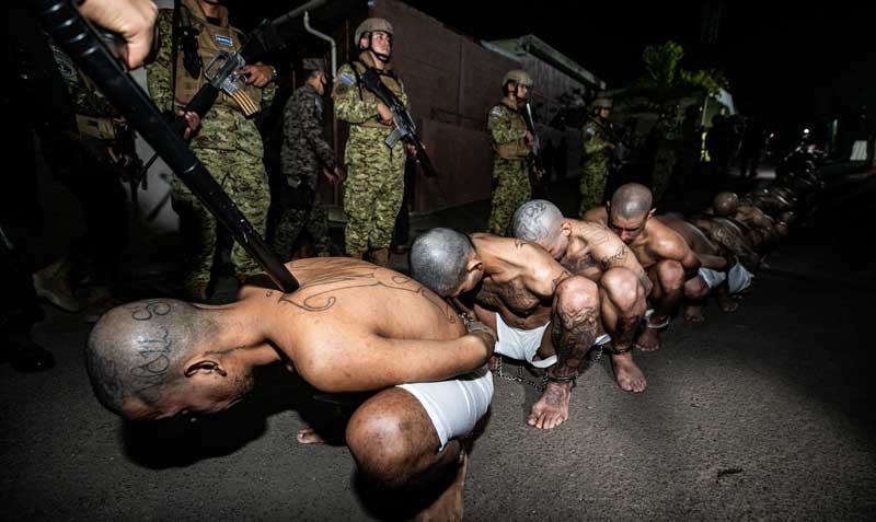 En total son 4 000 pandilleros los que habitan la "cárcel más criticada del mundo". Foto: EFE / Presidencia de El Salvador