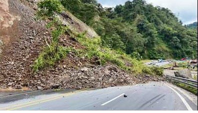 El kilómetro 48 de la vía Alóag-Santo Domingo se encuentra cerrado en su totalidad tras un deslizamiento de tierra. Foto: Comisión de Tránsito