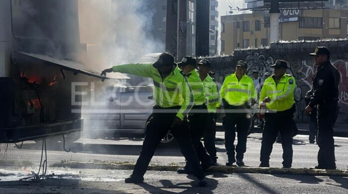El motor de una unidad de Trolebús se incendió en la mañana de este 26 de marzo de 2023. Foto: Patricio Terán / EL COMERCIO