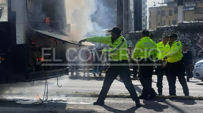 El motor de una unidad de Trolebús se incendió en la mañana de este 26 de marzo de 2023. Foto: Patricio Terán / EL COMERCIO