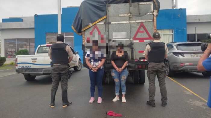 Las dos mujeres participaron en el robo del camión y el secuestro del condcutor y su hijo. Foto: Policía Nacional