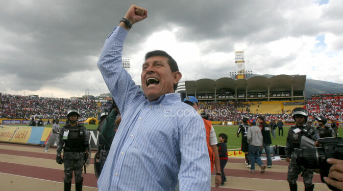 El DT Carlos Sevilla festeja un triunfo del Deportivo Quito ante Liga, en noviembre del 2008. Tras esa victoria, los chullas se encaminaron para ganar el título de campeón en Ecuador después de 40 años de espera. Foto: Archivo / EL COMERCIO 