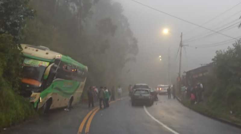 Varios automotores se impactaron en Conocoto. Foto: Cortesía Twitter AMT