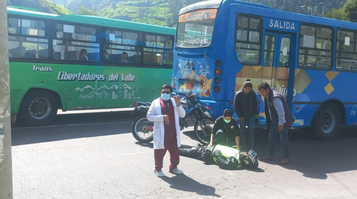 Un agente yacía sobre la avenida Pichincha, luego de un siniestro de tránsito en el sector de El Trébol, en Quito. Foto: Twitter AMT