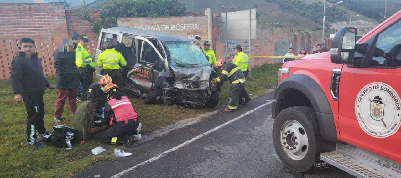 El Cuerpo de Bomberos atendió a los heridos del siniestro de tránsito en Calacalí. Foto: Twitter Bomberos Quito