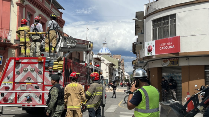Con equipos y personal, el Cuerpo de Bomberos de Cuenca retiró algunos pedazos de material que estaban por caer de un edificio del Centro Histórico: Foto: Lineida Castillo/EL COMERCIO