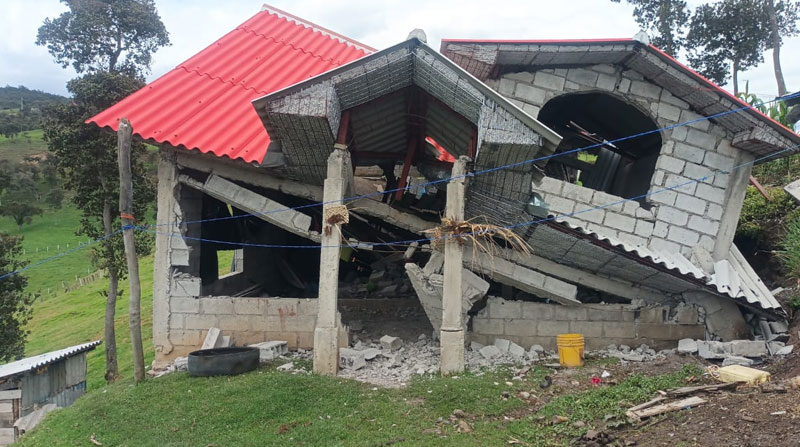 Distintas casas colapsaron en Balao, Cuenca y Machala, luego del terremoto de 6.5 en Ecuador. Foto: Cortesía ECU 911