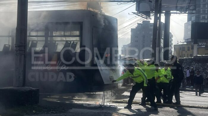 Trolebús se incendia en la mañana de este 26 de marzo de 2023. Foto: Patricio Terán / EL COMERCIO