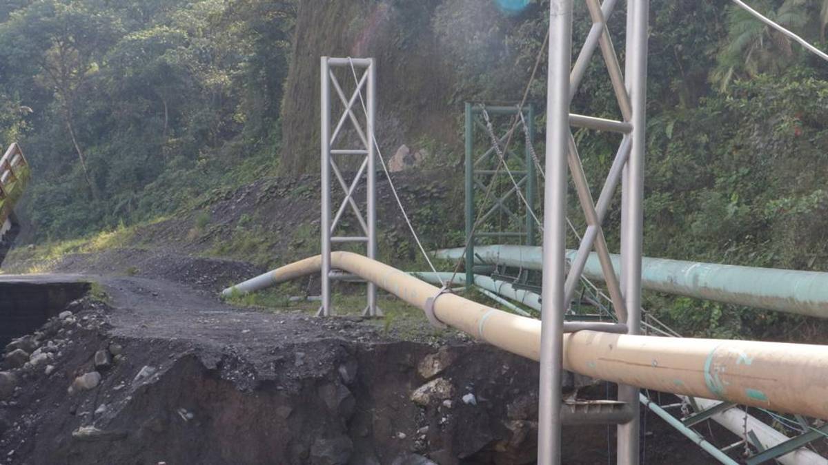 Las tuberías del OCP, SOTE y poliducto fueron reubicadas tras la caída del puente sobre el río Marker, en Napo. Foto: Cortesía Petroecuador.