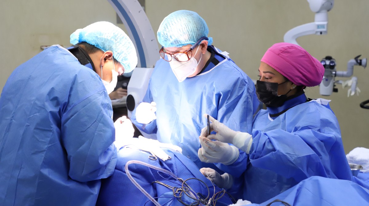 Especialistas del Hospital Guayaquil Abel Gilbert Pontón participaron de la exitosa cirugía. Foto: MSP