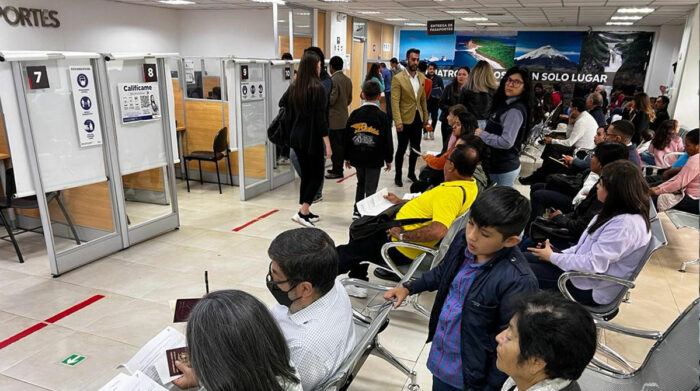 Los turnos para obtener pasaporte y cédulas se atendían en el Registro Civil este 30 de febrero de 2023. Foto: Patricio Terán/ EL COMERCIO