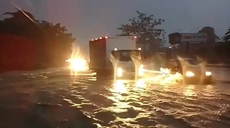 El desbordamiento del río La Camarona causó que la carretera se inunde en el kilómetro 47 de la vía a la Costa. Foto: Video CTE