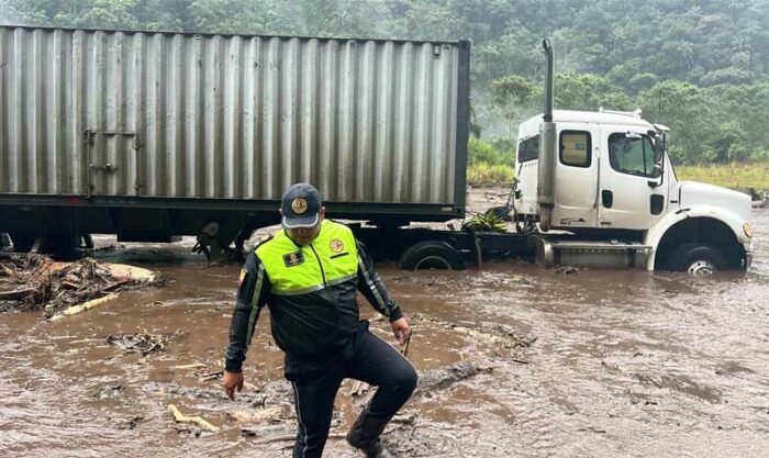 La fuertes lluvias causaron el cierre de la vía Alóag, desde la Unión del Toachi hasta el peaje de Machachi. Foto: Twitter CTE