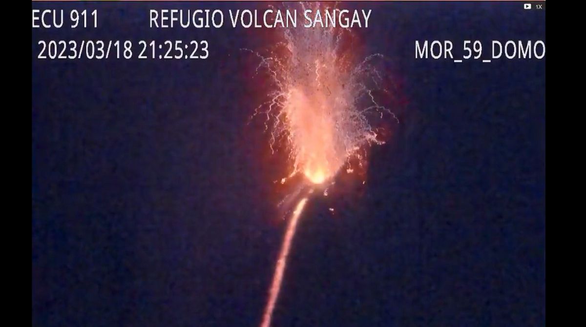El volcán Sangay durante la noche del 18 de marzo de 2023. Foto: ECU 911 Macas