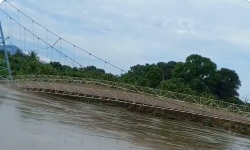 El colapso del puente deja incomunicado al cantón Yaguachi. Foto: Captura