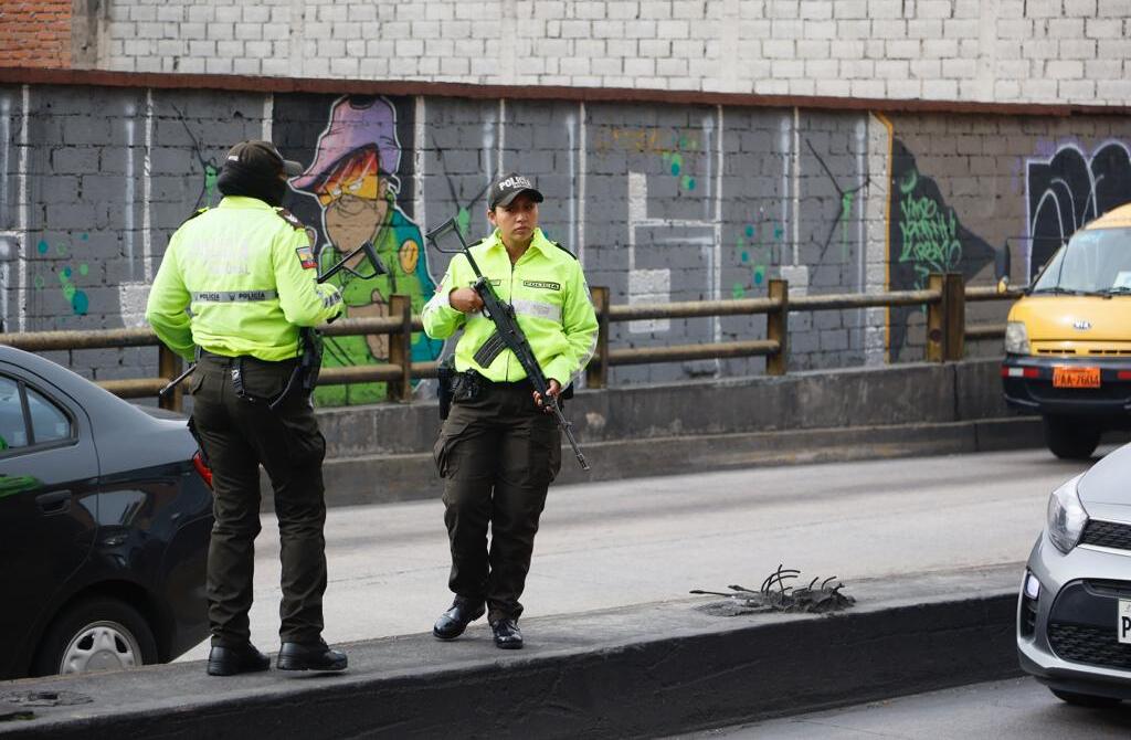 Policías ejecutaron un operativo de seguridad en el mercado de San Roque, el miércoles 19 de abril del 2023. Foto: El Comercio
