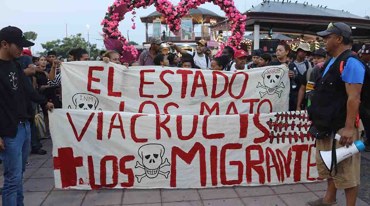 Alrededor de 5 000 migrantes partieron este domingo, 23 de abril de 2023, de la ciudad fronteriza de Tapachula, en un “viacrucis” migratorio con destino a Ciudad de México. Foto: EFE
