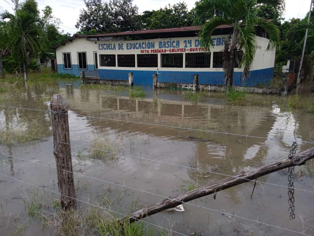 La Escuela 14 de Febrero, del cantón Colimes, Guayas, está completamente inundada. Fotos: Cortesía UNE
