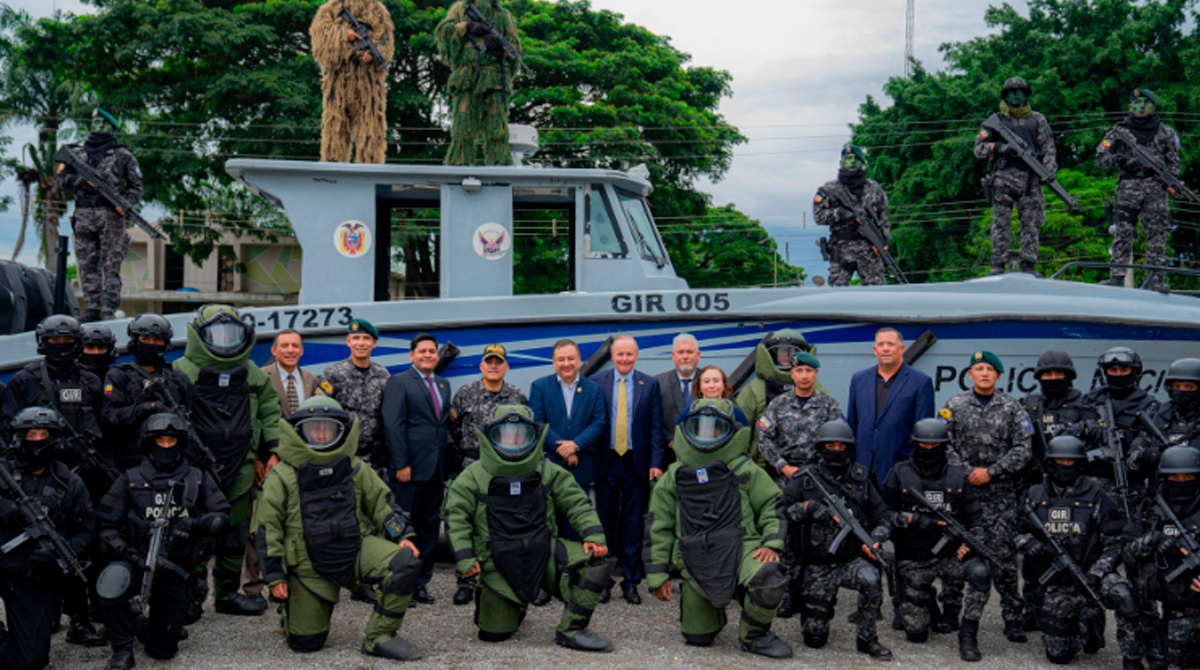 En la entrega de estos trajes antiexplosivos estuvo presente el ministro del Interior, Juan Zapata. Foto: Embajada de Estados Unidos