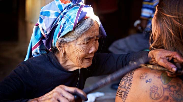 La tatuadora indígena filipina Apo Whang-Od se convirtió en la protagonista más longeva de la portada de la revista de moda estadounidense Vogue. Foto: Tomada de Facebook