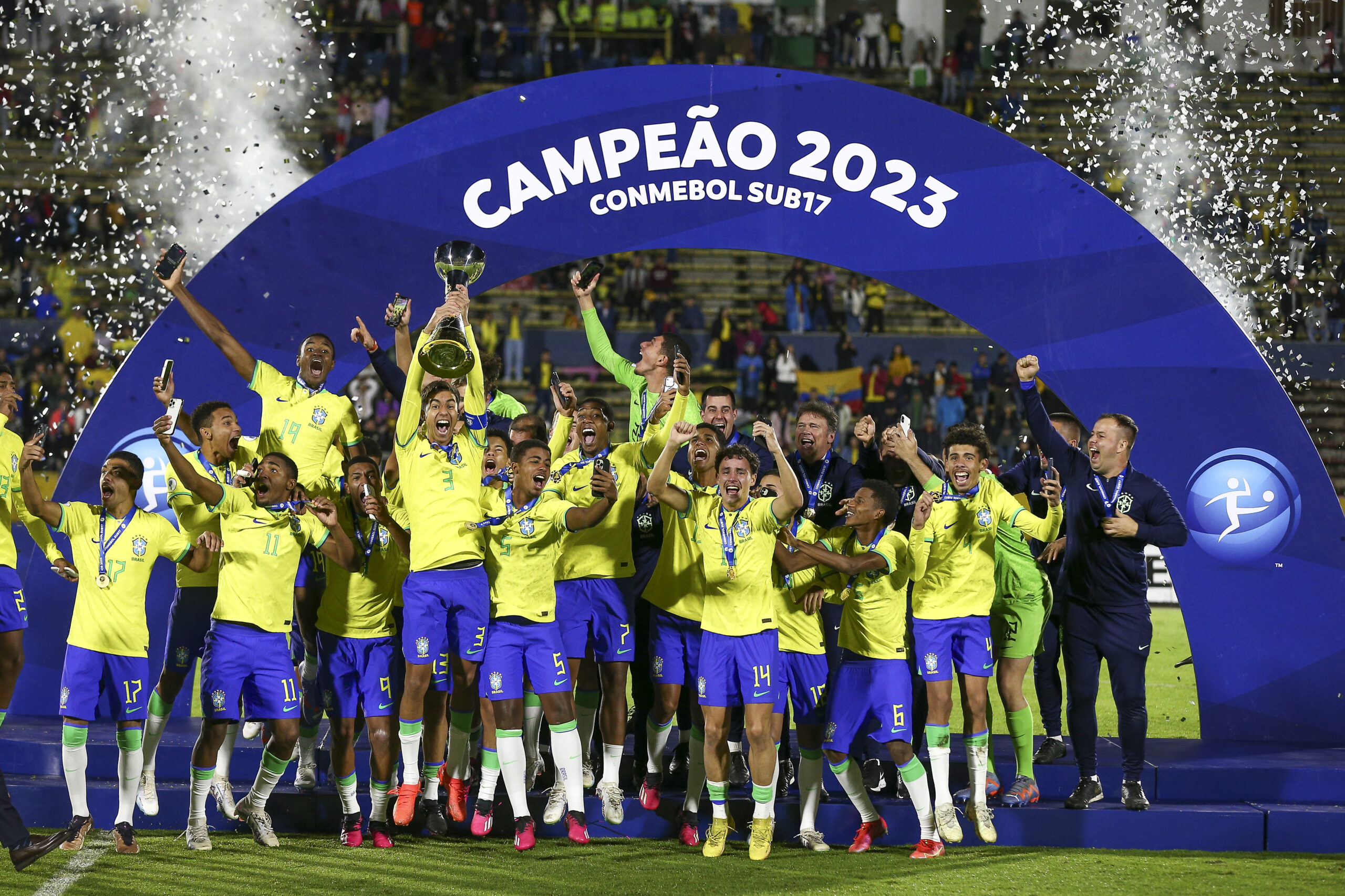 Los jugadores de Brasil celebran tras coronarse campeones del campeonato Sudamericano Sub-17, en el estadio Olímpico Atahualpa de Quito (Ecuador). EFE / José Jácome