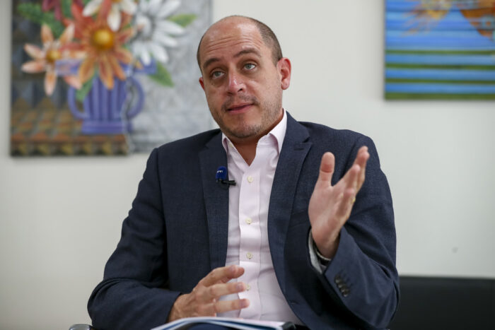El ministro de Producción, Comercio Exterior, Inversiones y Pesca, Julio José Prado, habla en entrevista con Efe el 14 de abril de 2023, en Quito (Ecuador). Foto: EFE