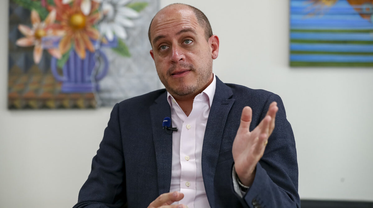 El ministro de Producción, Comercio Exterior, Inversiones y Pesca, Julio José Prado, habla en entrevista con Efe el 14 de abril de 2023, en Quito (Ecuador). Foto: EFE