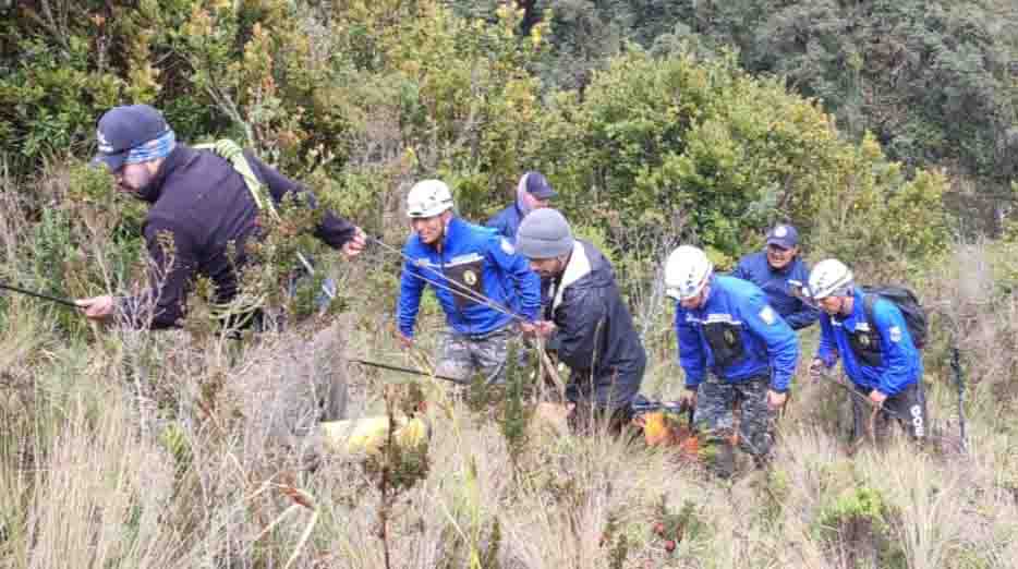 La Policía Nacional rescató a tres turistas con vida y el cuerpo sin vida de otro en el volcán El Altar. Foto: Facebook Policía Ecuador