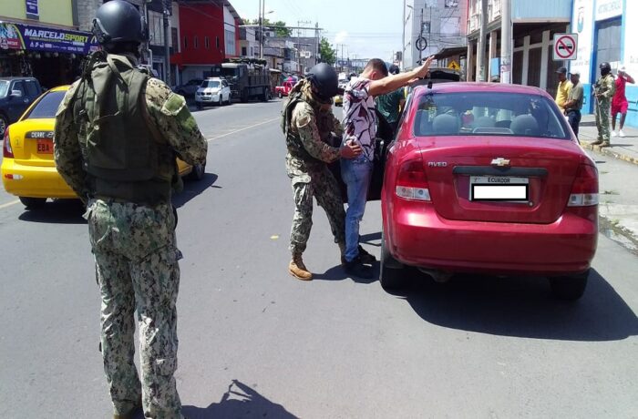 LA Fuerza de Tarea Conjunta realiza controles en las vías de la ciudad de Esmeraldas. Foto cortesía FF.AA